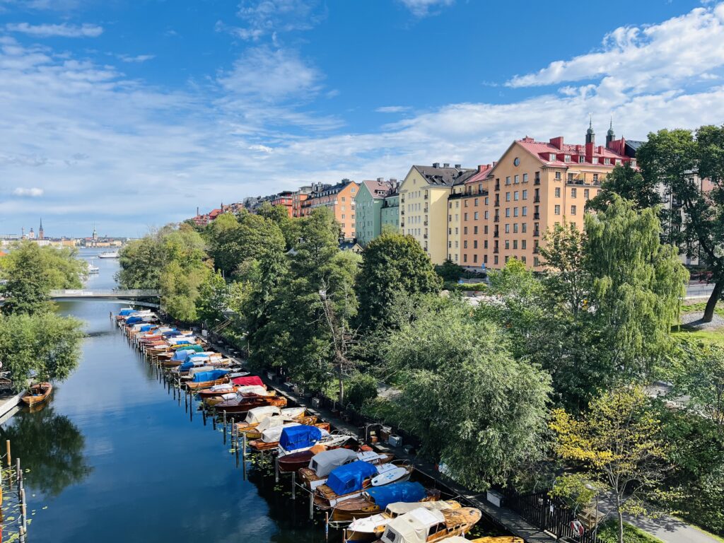 Utsikt från Lorensbergsgatan 3 mot Pålsundet med båtplatser och färgglada båtar längs kajen.