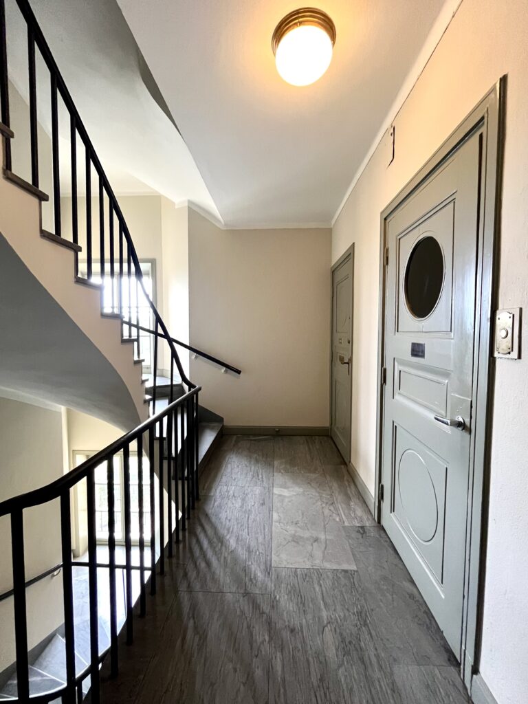 Trapphus på Lorensbergsgatan 3 med originaldörrar och marmorgolv.